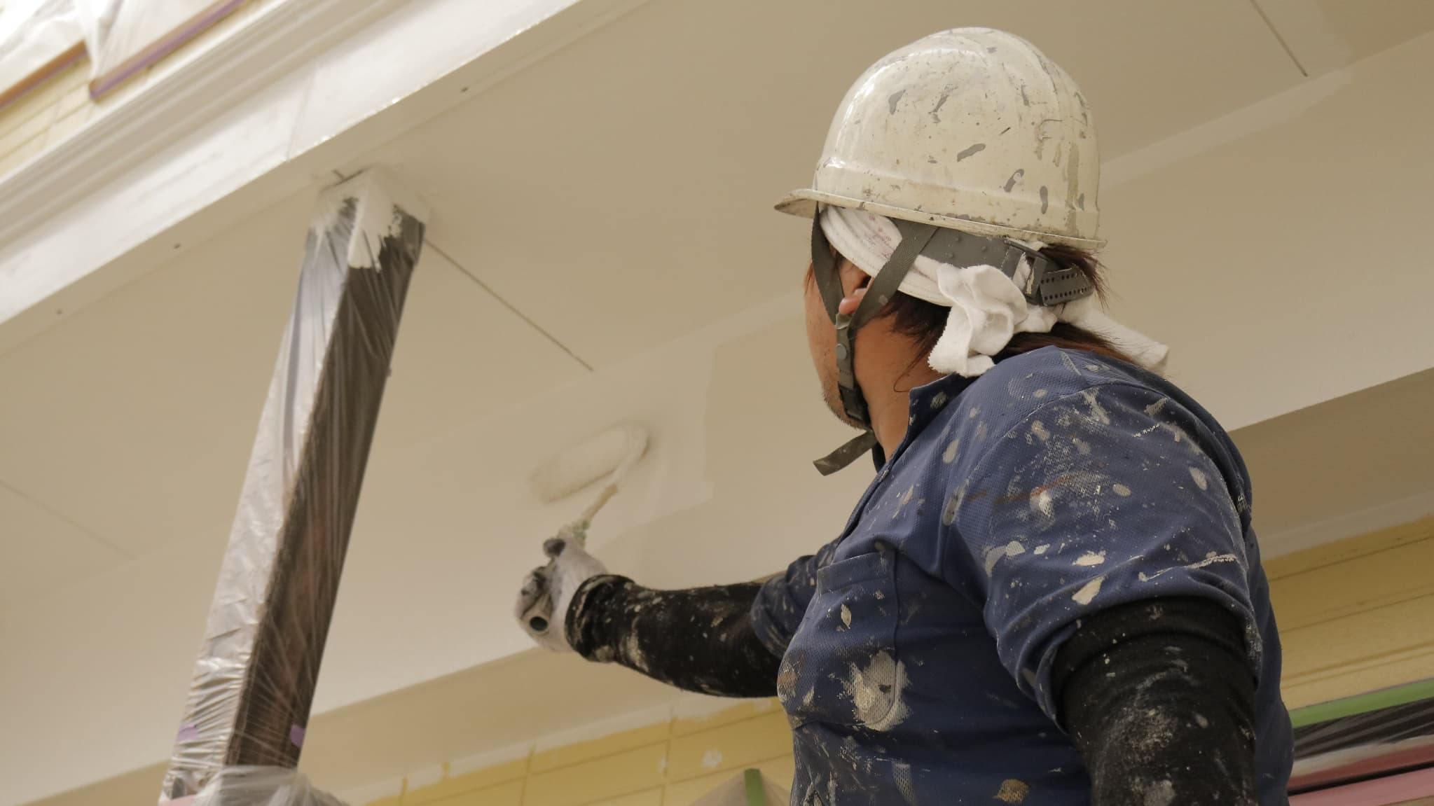 求人案内画像、塗装する職人