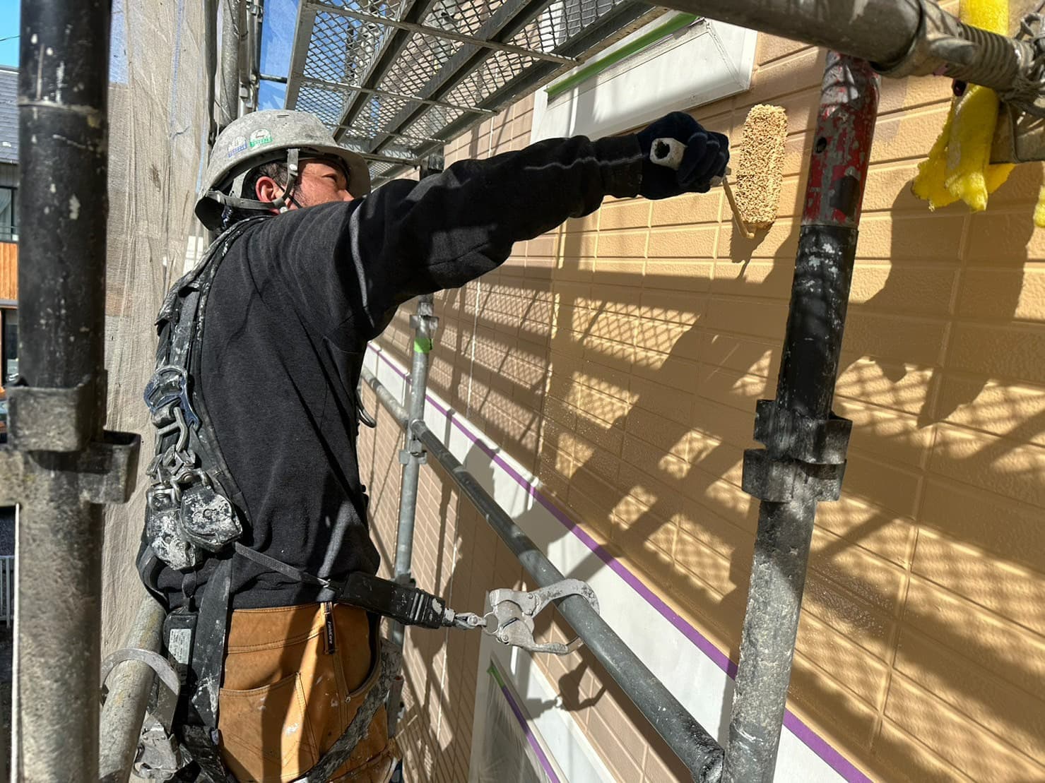 求人案内画像、塗装する職人