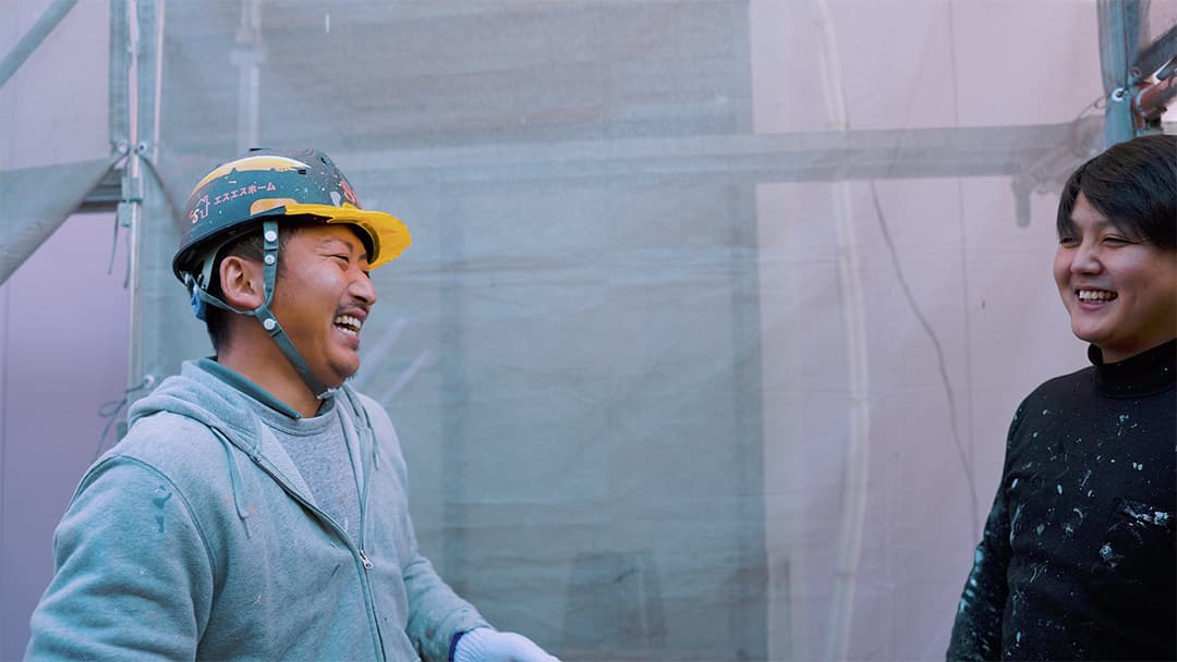 求人案内画像、塗装する職人