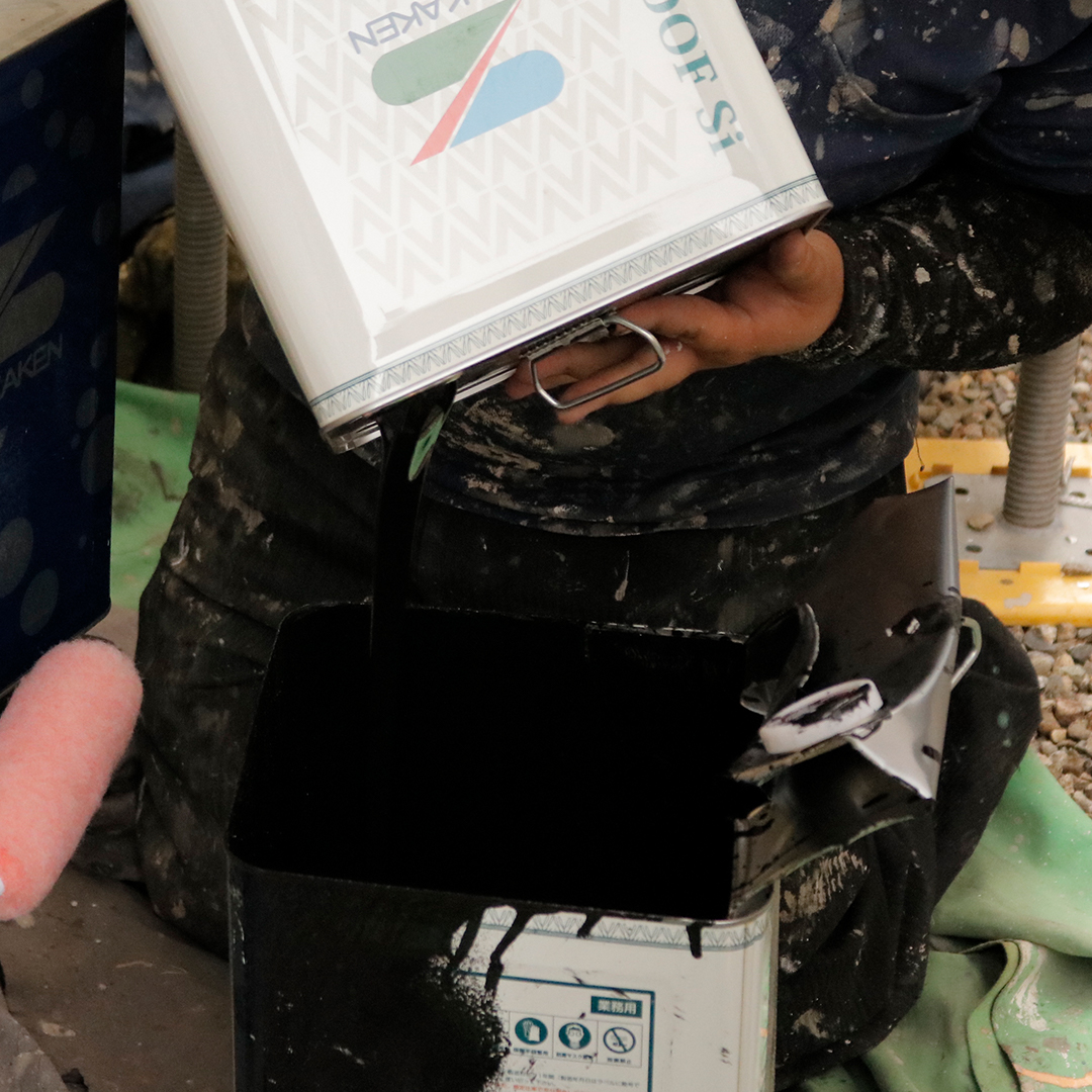 エスエスの一日スケジュール、外壁を塗装する職人