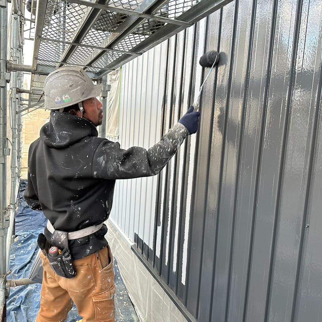 エスエスの一日スケジュール、外壁を塗装する職人